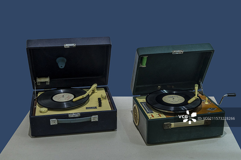 广西民族博物馆“百年老物件展”：电唱机：又叫留声机，1877年由爱迪生发明的一种放音设备图片素材