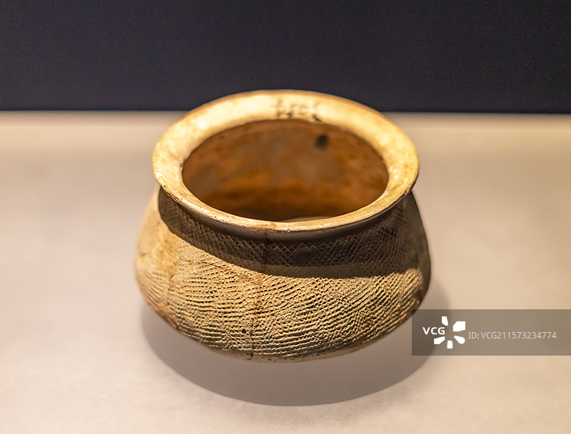 方格纹折腹硬陶罐 商 万年县肖家山三号墓 江西省博物馆图片素材