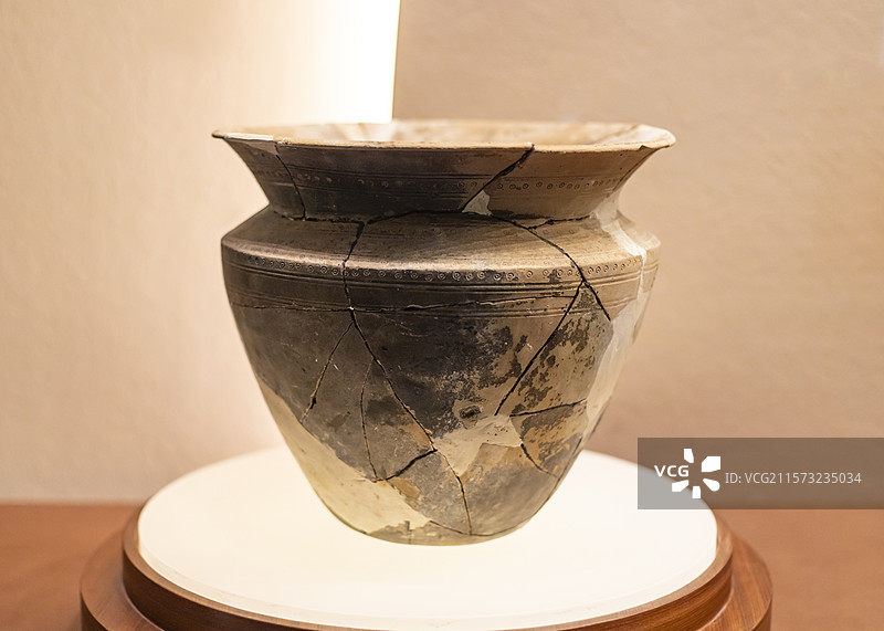 大口折肩陶尊 商 吉安市新干县大洋洲镇程家村 江西省博物馆图片素材