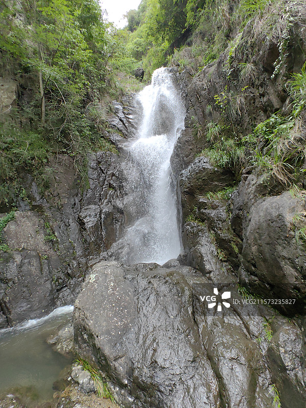 新昌天姥山的雨后瀑布图片素材