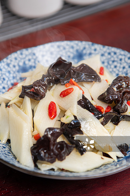 青花瓷盘里的素食 黑木耳炒山药图片素材