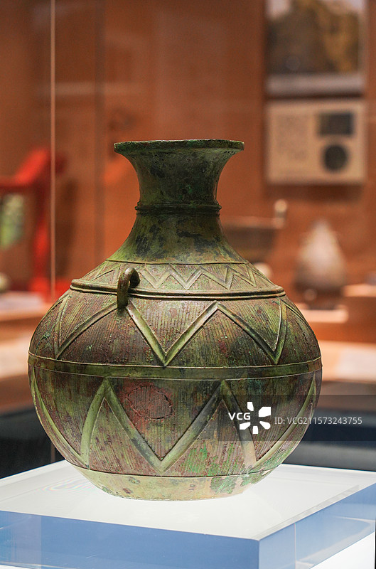 博物馆展示的春秋时期的酒器——编织纹铜壶图片素材