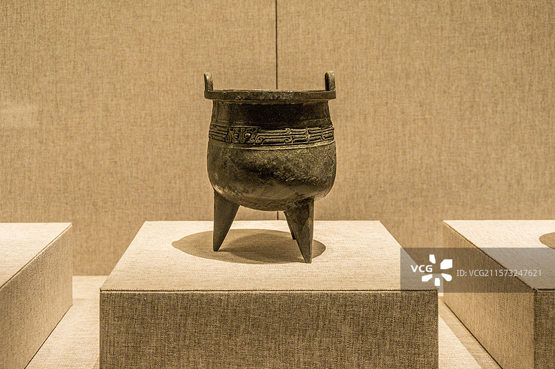 河南博物院陈列文物——商代前期兽面纹铜鼎图片素材
