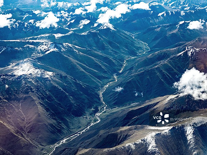 青藏高原高空航拍蓝天白云雪山青海 省玉树藏族自治州玉树市母亲河黄河长江澜沧江源头三江源峡谷图片素材