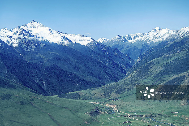 青藏高原高空航拍蓝天白云雪山青海 省玉树藏族自治州玉树市小瑞士图片素材