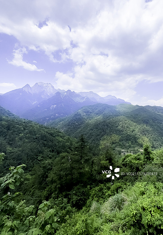 安徽岳西县明堂山高大逶迤的山峰图片素材
