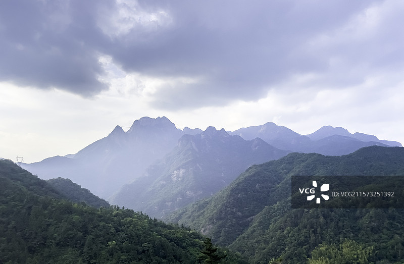 仰望安徽岳西县明堂山高耸的群峰图片素材