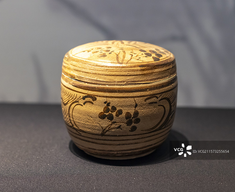 彩绘开光折枝梅纹盏罐 元 吉安市青原山出土 江西省博物馆图片素材