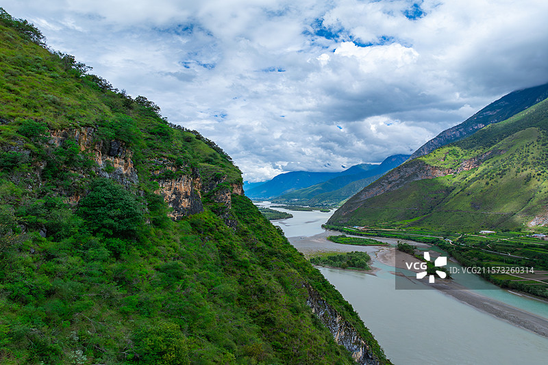 云南丽江市玉龙纳西族自治县段金沙江图片素材