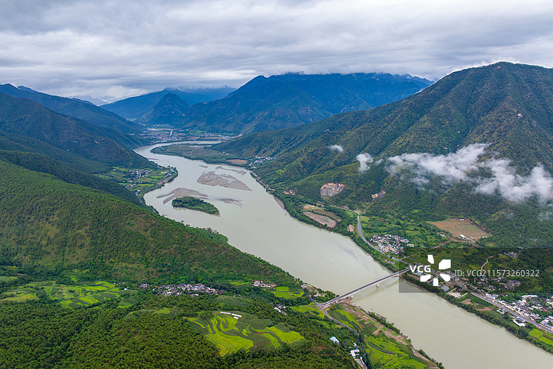 云南丽江市玉龙纳西族自治县段金沙江图片素材
