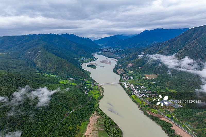 云南丽江市玉龙纳西族自治县段金沙江图片素材