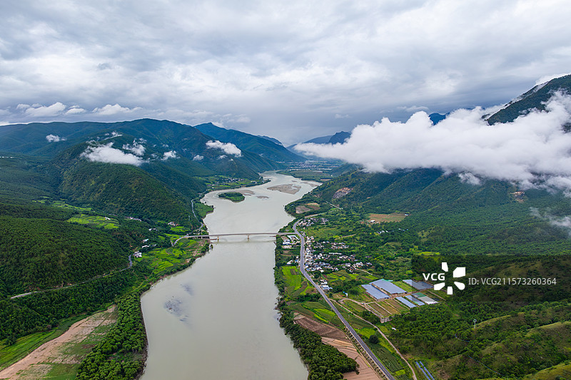 云南丽江市玉龙纳西族自治县段金沙江图片素材
