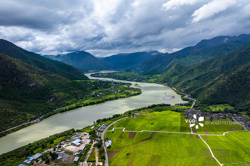 云南丽江市玉龙纳西族自治县段金沙江图片素材