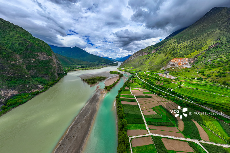 云南丽江市玉龙纳西族自治县段金沙江图片素材