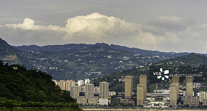 重庆涪陵沿乌江两岸的城市建筑、桥梁与自然山水，体现城市与自然的融合景观。图片素材