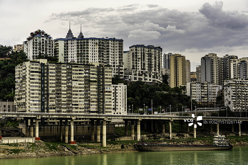 重庆涪陵沿乌江两岸的城市建筑、桥梁与自然山水，体现城市与自然的融合景观。图片素材