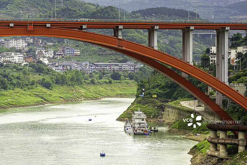 重庆涪陵沿乌江两岸的城市建筑、桥梁与自然山水，体现城市与自然的融合景观。图片素材