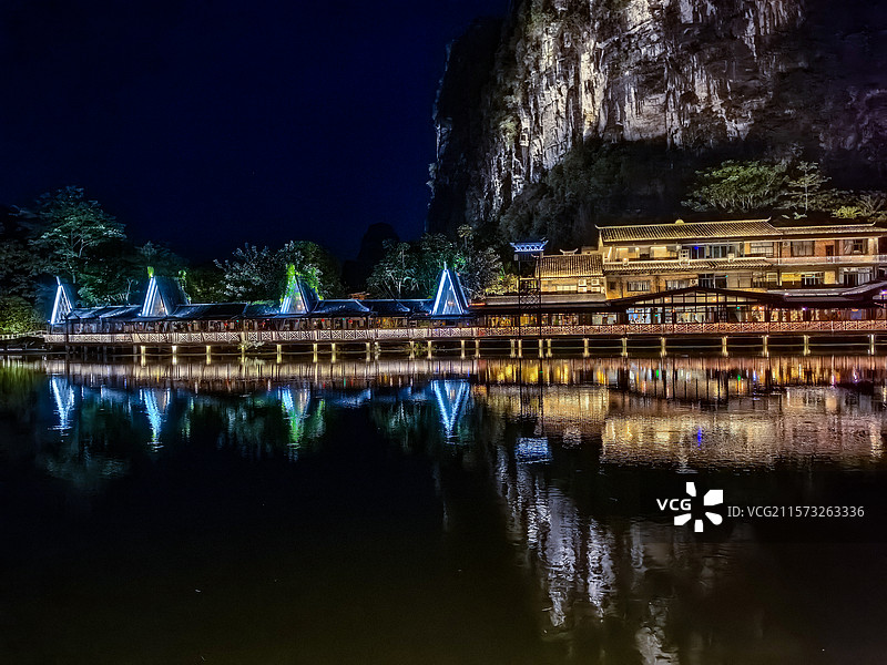 中国广西壮族自治区崇左市大新县明仕田园景区明仕山庄夜景图片素材