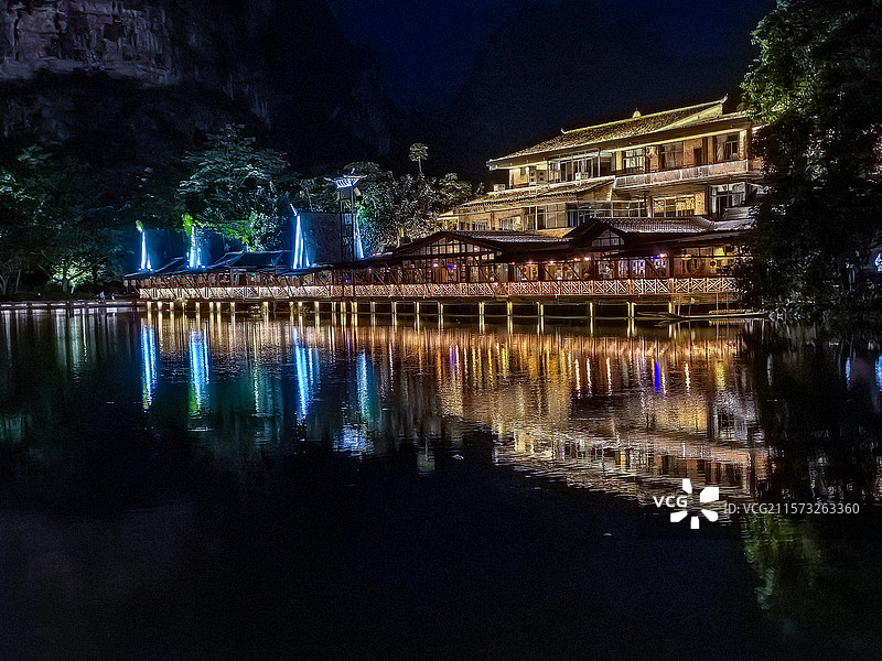中国广西壮族自治区崇左市大新县明仕田园景区明仕山庄夜景图片素材