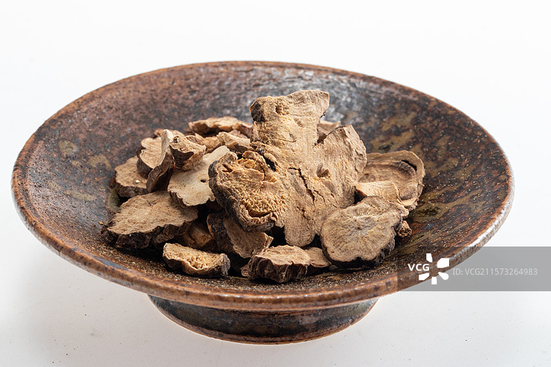 白色背景上的中草药饮片赤芍产地内蒙古图片素材