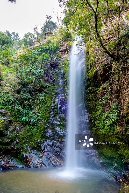 中国云南德宏瑞丽莫里热带雨林风景区莫里瀑布图片素材