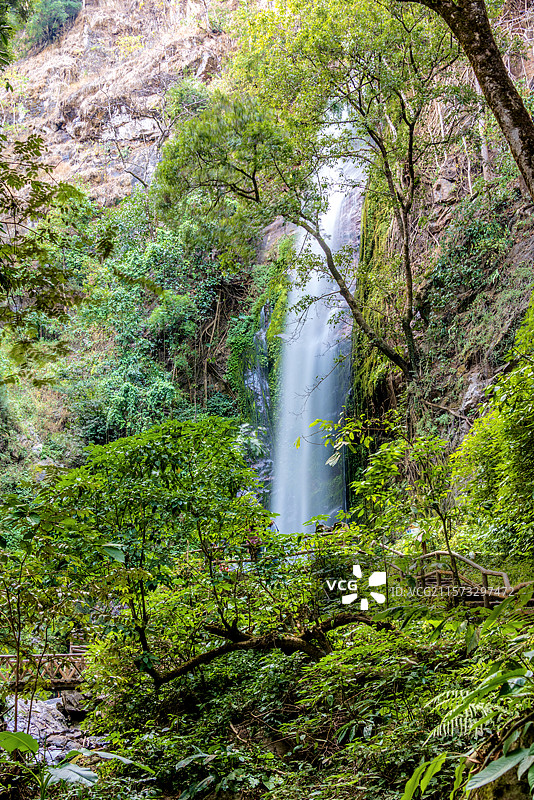 中国云南德宏瑞丽莫里热带雨林风景区莫里瀑布图片素材