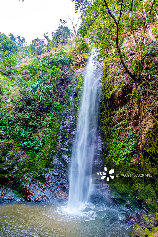 中国云南德宏瑞丽莫里热带雨林风景区莫里瀑布图片素材