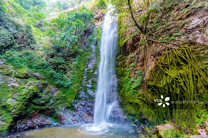 中国云南德宏瑞丽莫里热带雨林风景区莫里瀑布图片素材