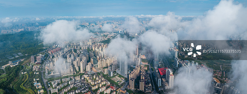 云雾缭绕的南宁凤岭图片素材