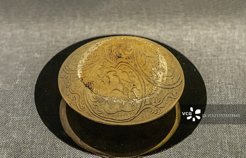 广西壮族自治区博物馆“古代文明陈列”展：中和窑“陈七”款三婴戏荷纹盏模（宋，1964年藤县中和窑址出图片素材