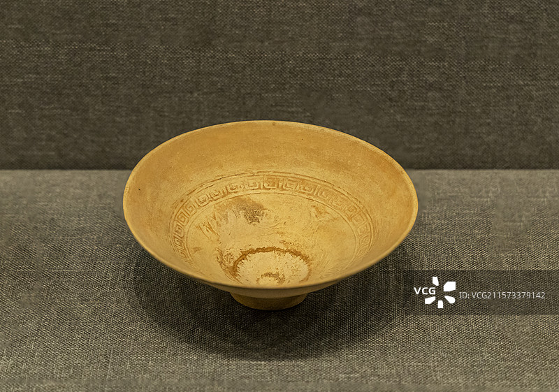 广西壮族自治区博物馆“古代文明陈列”展：中和窑涩胎模印云雷荷莲纹盏（宋，1964年藤县中和窑址出土）图片素材
