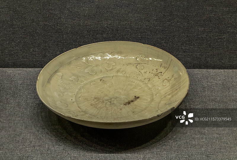 广西壮族自治区博物馆“古代文明陈列”展：中和窑青白釉模印缠枝菊纹葵口盘（宋，1964年藤县中和窑址出图片素材
