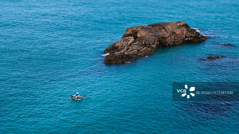 碧海中一叶孤舟图片素材