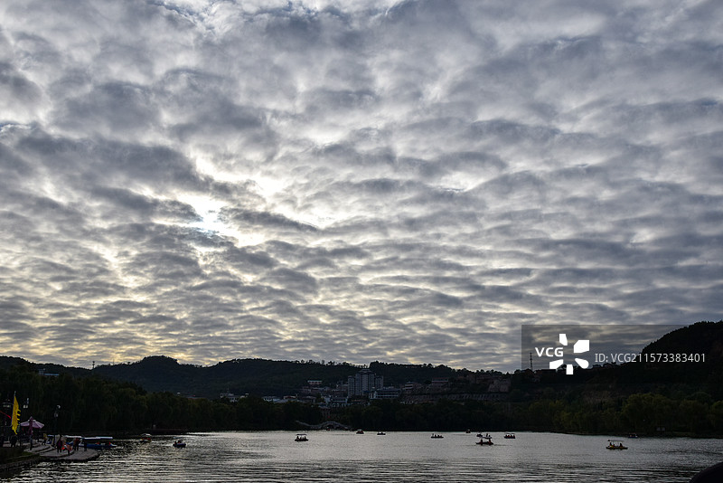 黄昏时刻积雨云下的陕西延安市黄陵县黄帝陵景区风光图片素材