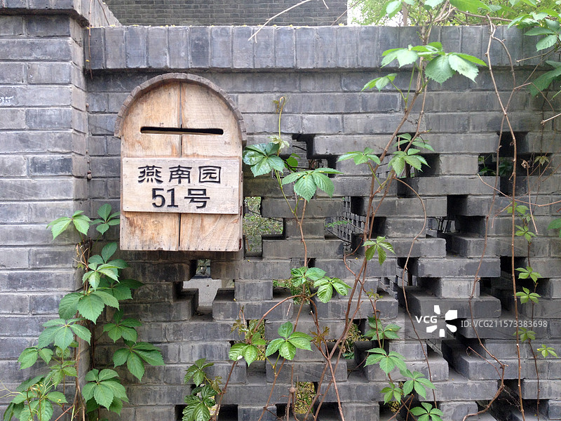 春季的北大校园燕南园51号木质信箱图片素材