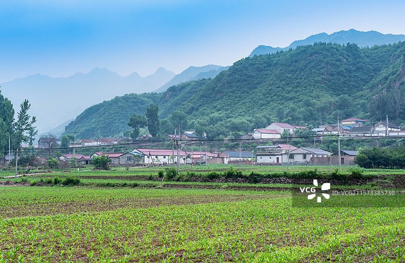 北京延庆百里山水画廊薄雾中诗情画境的田园村庄图片素材