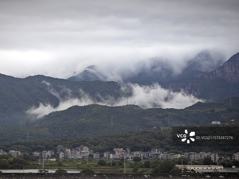 山脉与低低的山腰上的云层雾气—云雾缭绕图片素材