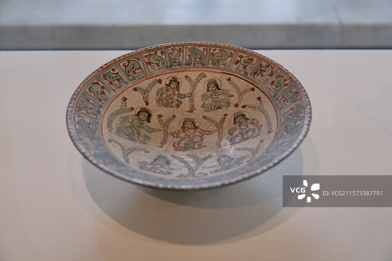 日本仓敷大原美术馆，伊朗13世纪彩绘人物纹瓷碗图片素材