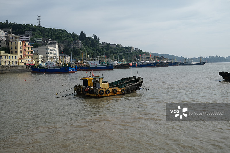 鸡山岛海岸边的渔船图片素材