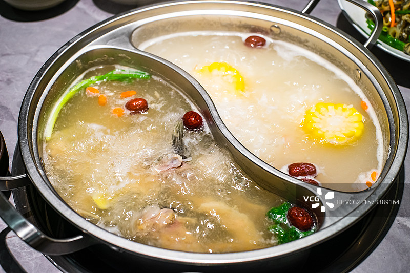 中国饮食产业拍摄主题，沸腾的四川菜鸳鸯锅鱼锅火锅和各种火锅底料材料香料，室内无人图像摄影图片素材