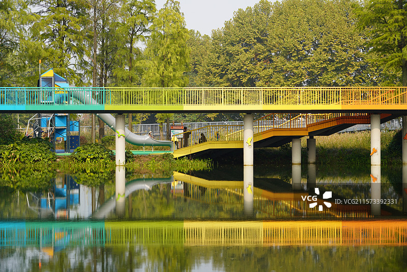 武汉东湖华侨城湿地公园彩虹桥图片素材