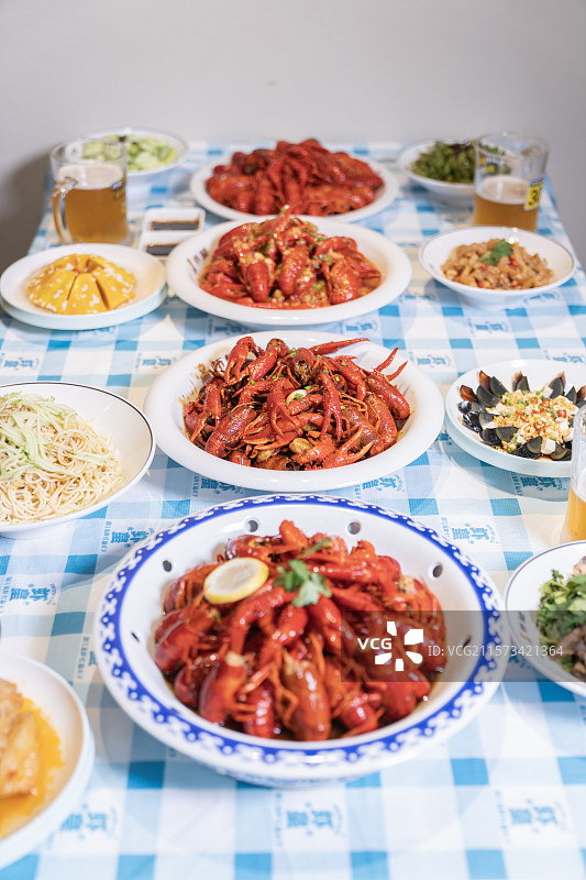 餐桌上的潜江小龙虾图片素材