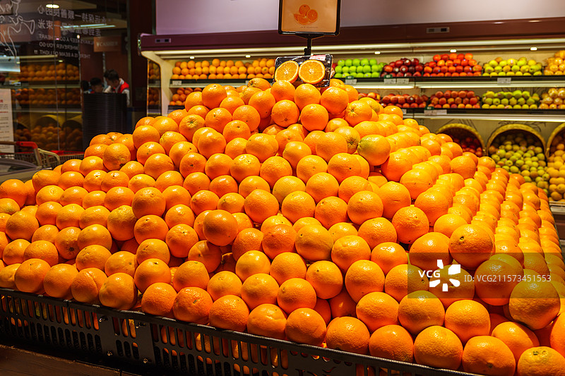 超市货架上的大量新鲜橙子图片素材