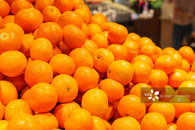 超市货架上的大量新鲜橙子图片素材