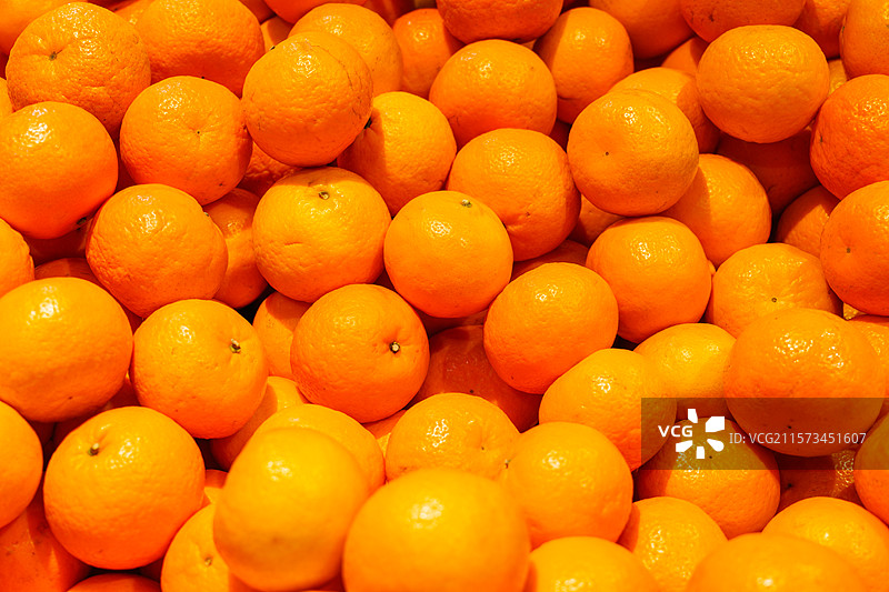 超市货架上的大量新鲜橙子图片素材
