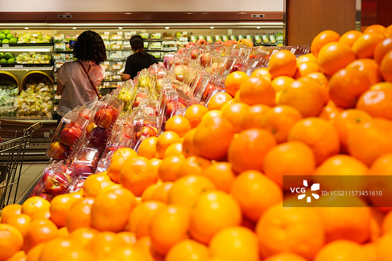 超市货架上的大量新鲜橙子图片素材