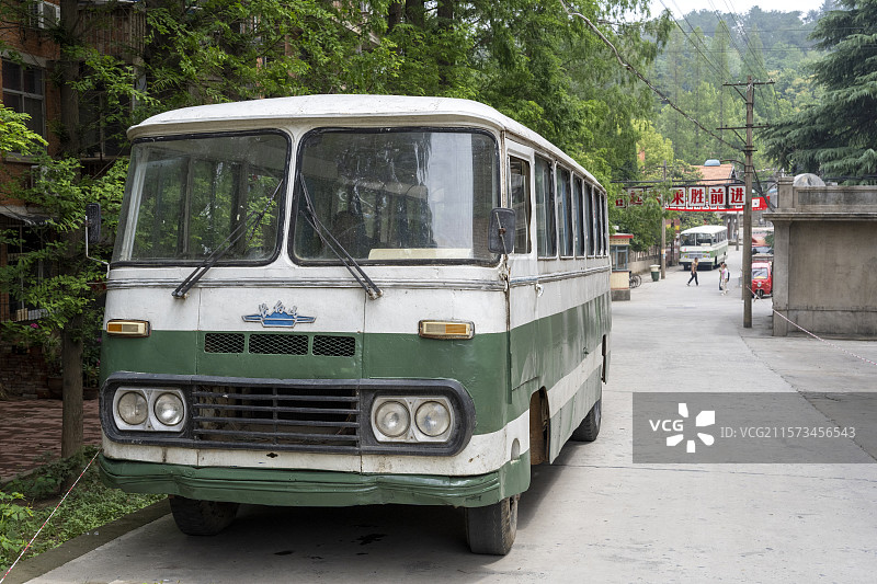 年代感剧组拍戏道具置景观供销社宣传栏公共汽车柜台长途电话岗亭图片素材