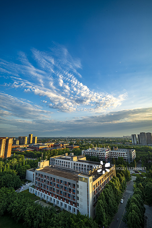 成都市新都区西南石油大学校园天际线与户外风光图片素材