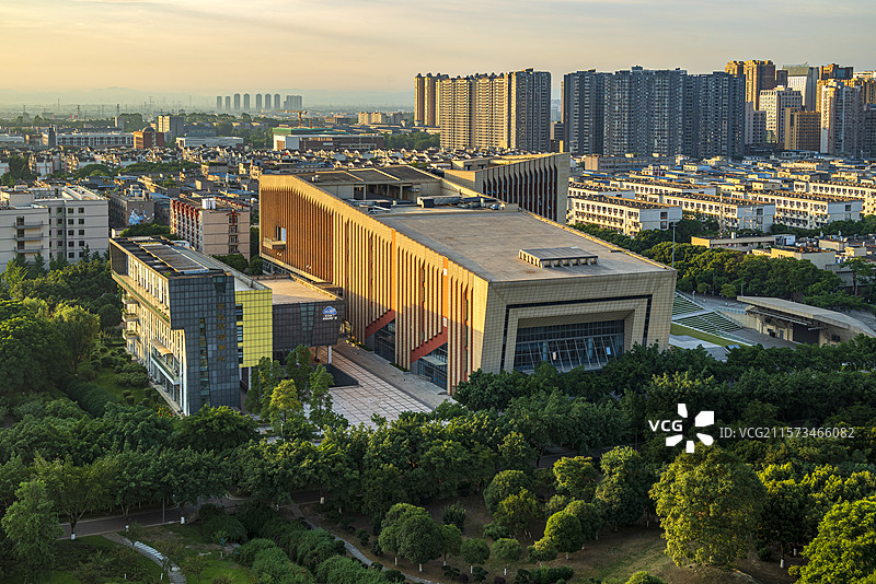 成都市新都区西南石油大学校园天际线与户外风光图片素材
