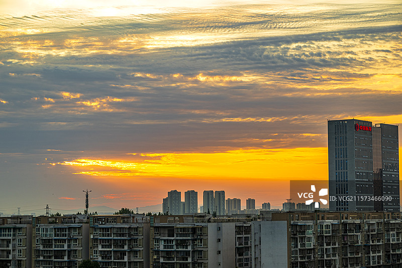 成都新都区西南石油大学六月日出朝霞图片素材